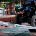 Videoausschnitt wheelramp Trailer. Rollstuhl nutzt Rampe