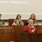 Udo Schmidt trägt seinen Leitantrag im Parlament vor. Hinter ihm das Präsidium mit Heiko Blohm, Victoria Ruppnow, Rosemarie Kovac