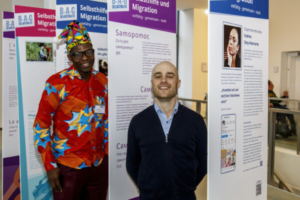 Mamadou Balde und Marius Schlichting in der Ausstellung zu interkultureller Selbsthilfe