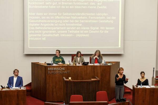 Barrierefreies parlament mit Gebärdendolmetschung und Live Untertiteln